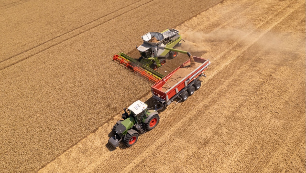 tratores colhendo soja